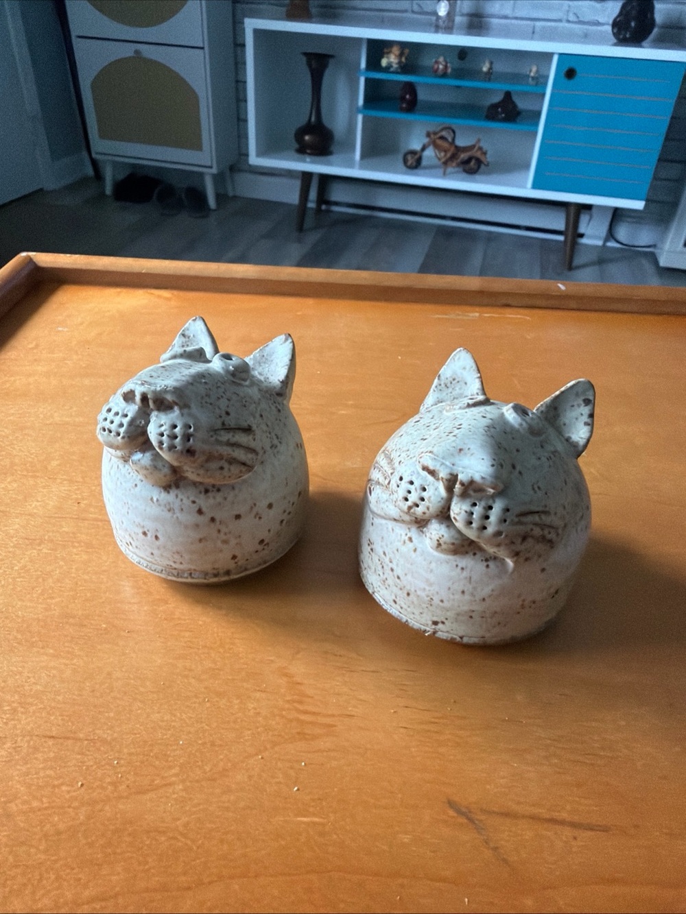 Vintage Studio Art Pottery Stoneware Cat Salt & Pepper Shakers Pair. Great Cond.
